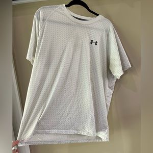 Under Armour Men’s shirt, size Large. Lightly worn